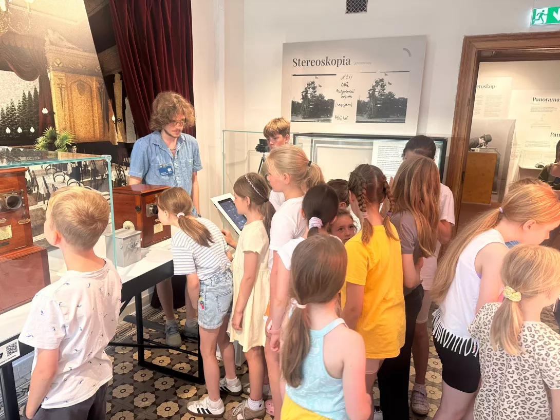 Uczestnicy III turnusu półkolonii SL Salos-Wodna podczas wycieczki w Muzeum Kinematografii (foto Sylwia Gajewska)