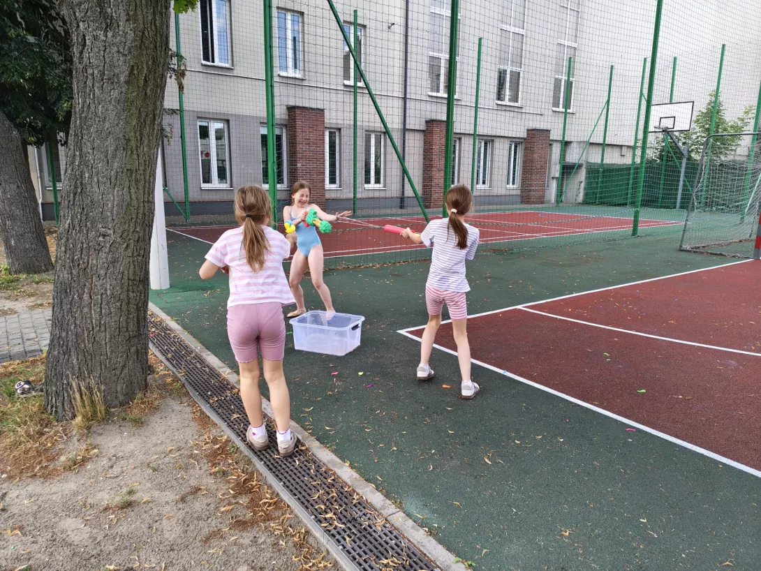Uczestnicy III turnusu półkolonii SL Salos-Wodna podczas bitwy na wodne balony (foto Sylwia Gajewska)