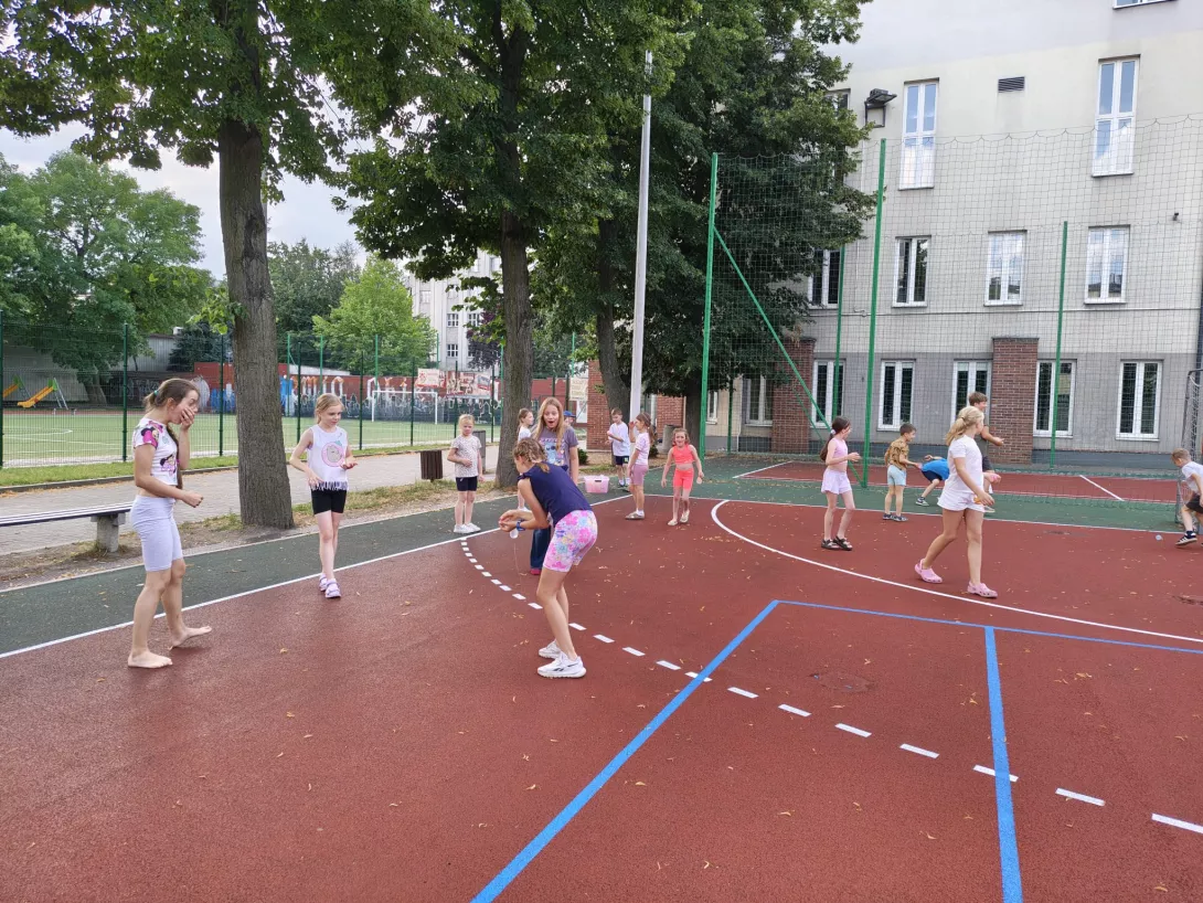 Uczestnicy III turnusu półkolonii SL Salos-Wodna podczas bitwy na wodne balony (foto Sylwia Gajewska)