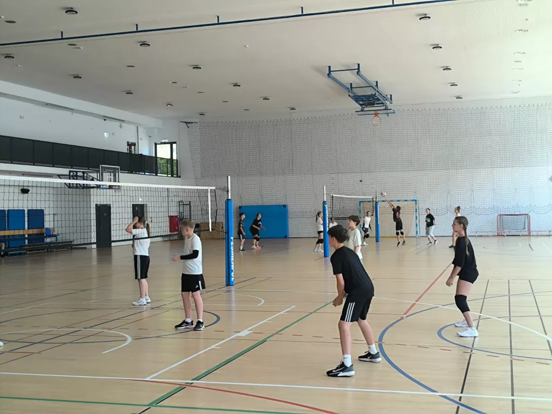 Uczestnicy obozu siatkarskiego SL Salos-Wodna w Toruniu podczas treningu (foto Anna Lauk-Żuraw)