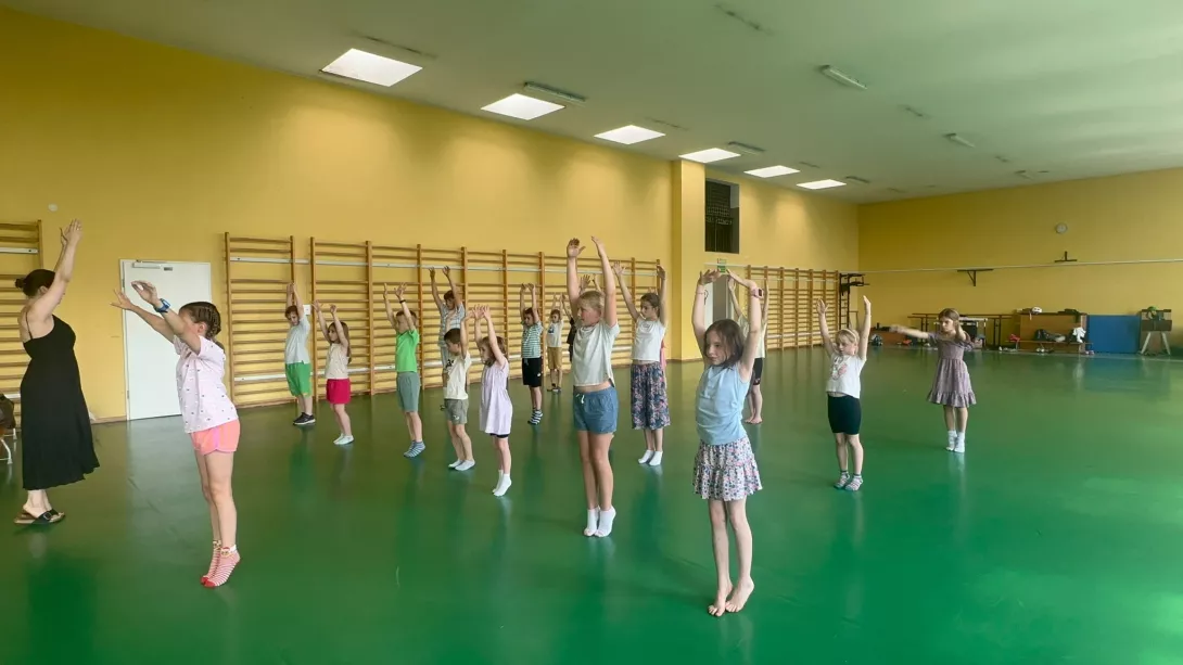 Uczestnicy III turnusu półkolonii SL Salos-Wodna podczas zajęć tanecznych (foto Natalia Siarka)