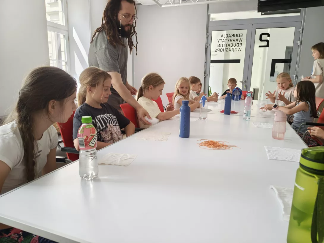 Uczestnicy III turnusu półkolonii SL Salos-Wodna podczas warsztatów w Muzeum Sztuki Współczesnej (foto Sylwia Gajewska)