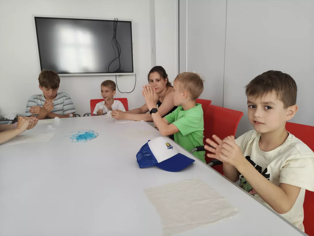 Uczestnicy III turnusu półkolonii SL Salos-Wodna podczas warsztatów w Muzeum Sztuki Współczesnej (foto Sylwia Gajewska)