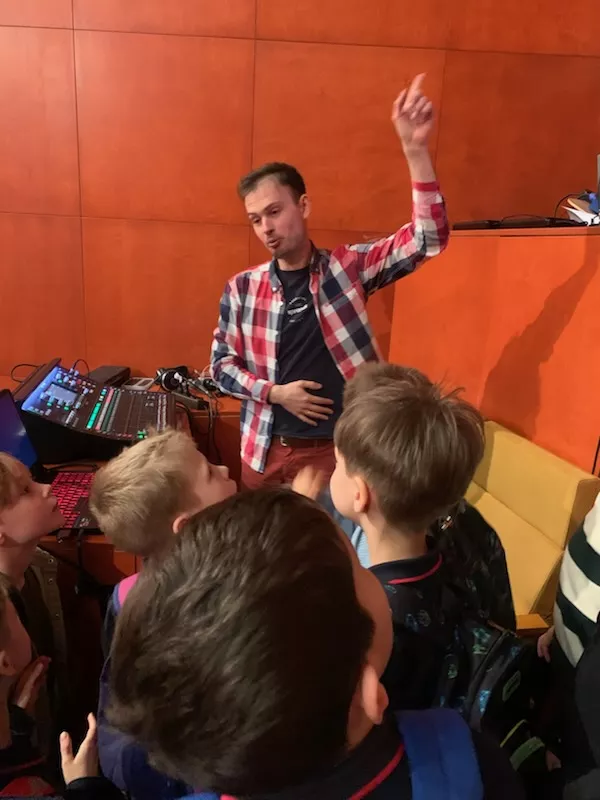 Tata Piotra opowiada o nagłośnieniu sali koncertowej.