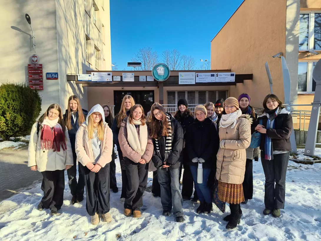Uczennice 8a przed Zespołem Szkół Gastronomicznych w Łodzi