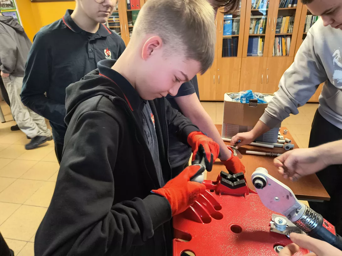 Łączenie rur PCV w Technikum nr 3 przez ucznia 8b