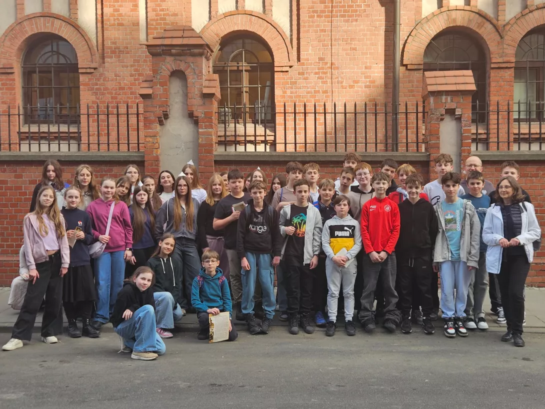 Uczniowie klas szóstych (c i d) przed Muzeum Powstania Warszawskiego 