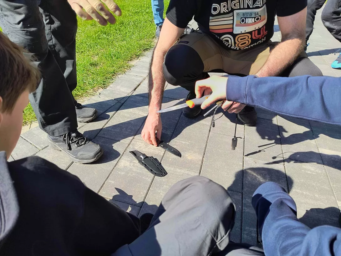 Próba krzesania ognia podczas biwaku survivalowego