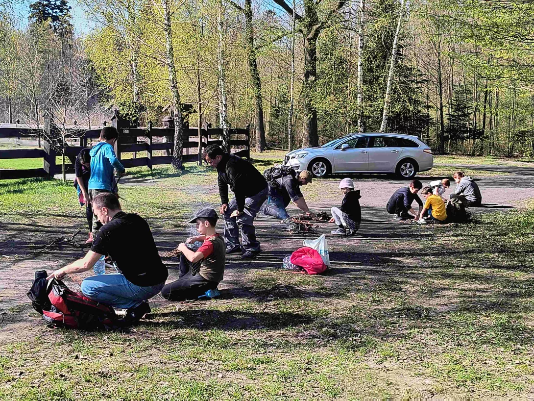 Mini ogniska rozpalone za pomocą krzesiwa