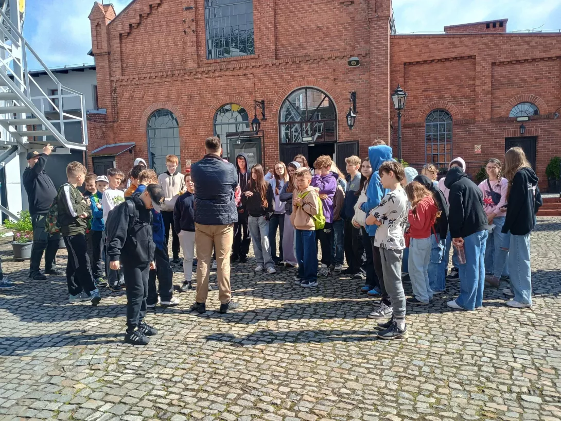 Uczniowie SSP przed Muzeum Gazownictwa w Paczkowie