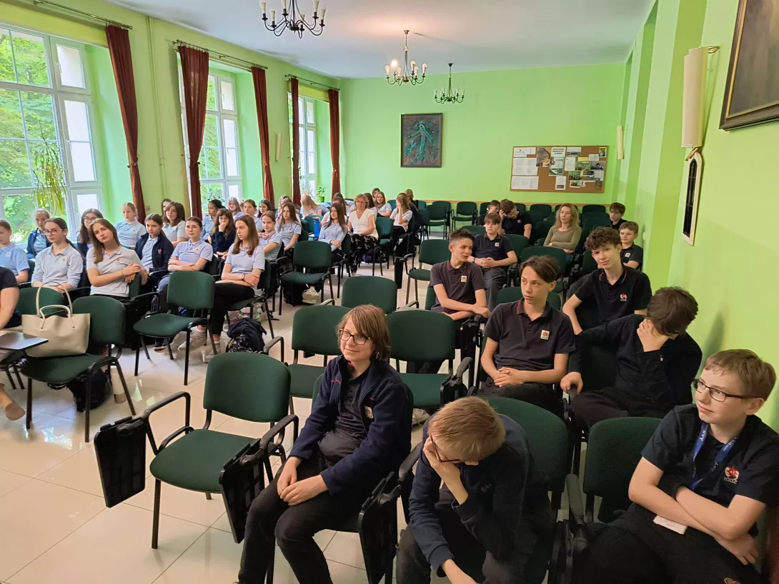 Grupowe ujęcie uczniów - podczas spotkania klas siódmych z zawodami medycznymi