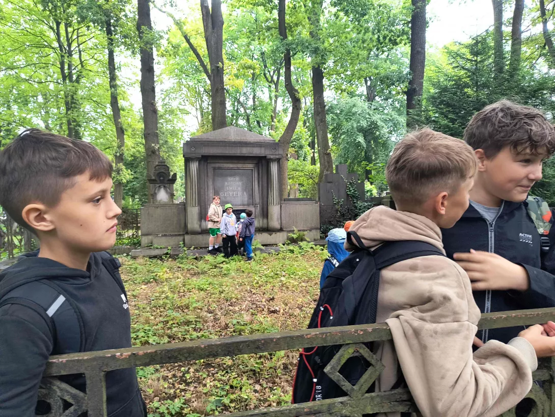 Uczestnicy II turnusu półkolonii SL Salos-Wodna podczas wizyty na Starym Cmentarzu przy grobie Emila Geyera