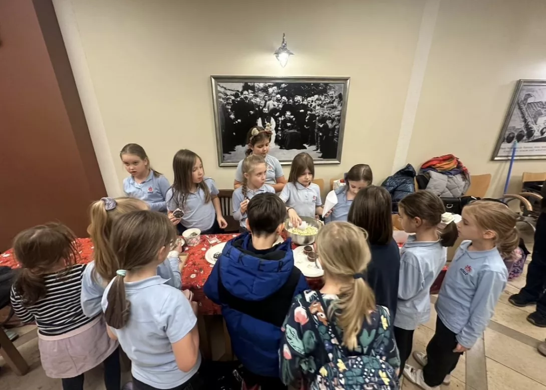 Uczennice klasy 2c sprzedające przekąski i dekoracje podczas świątecznego kiemaszu.