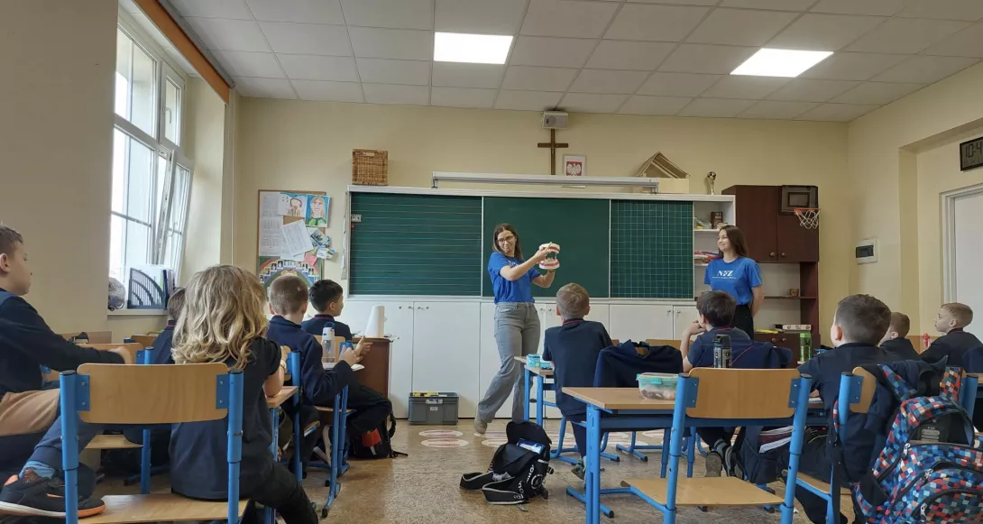 Uczniowie klasy 2d uczestniczą w lekcji profilaktycznej „Higiena jamy ustnej”