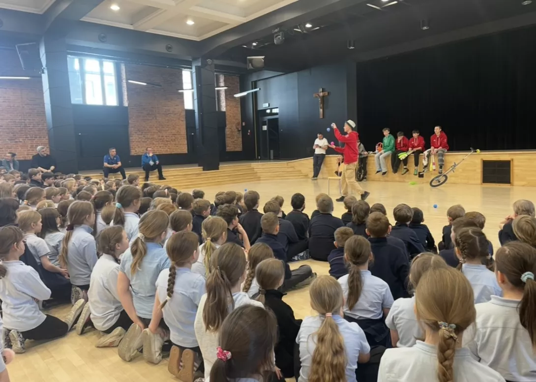 Uczniowie klas 1-3 na pokazie cyrkowym.