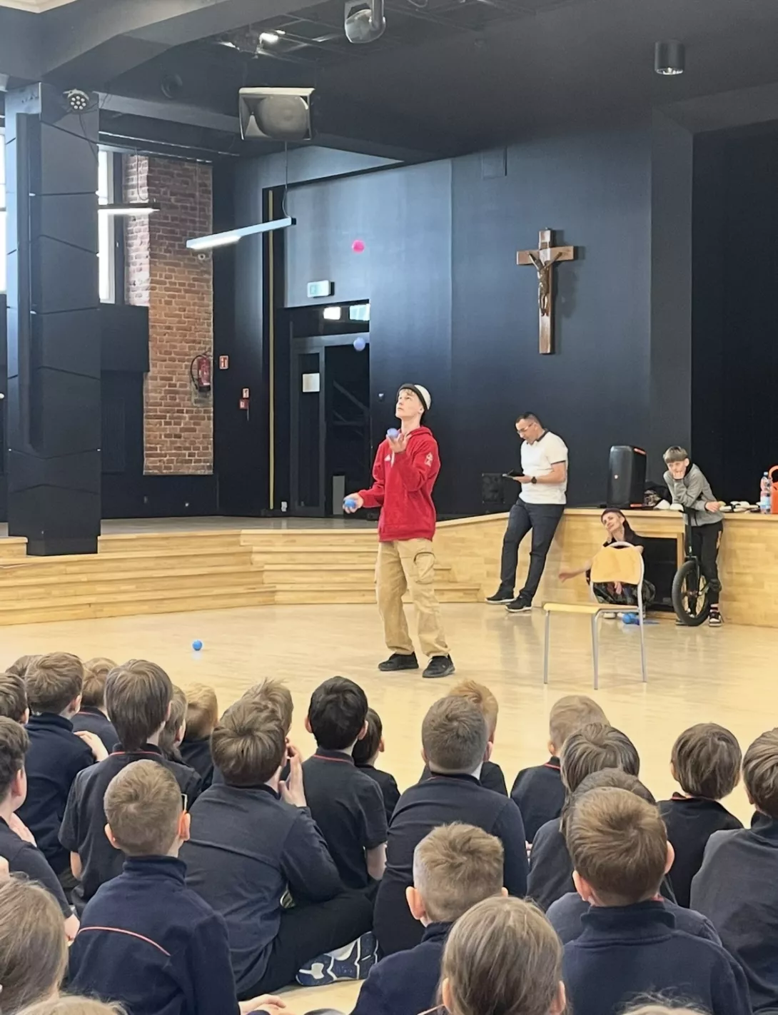 Pokaz cyrkowy uczniów z Różanegostoku