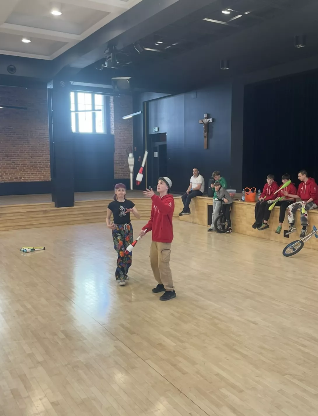 Pokaz cyrkowy uczniów z Różanegostoku 