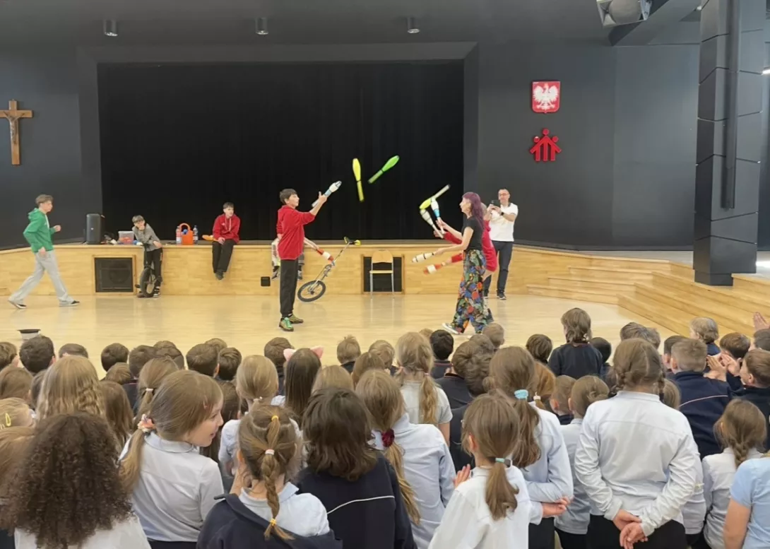 Pokaz cyrkowy uczniów z Różanegostoku 