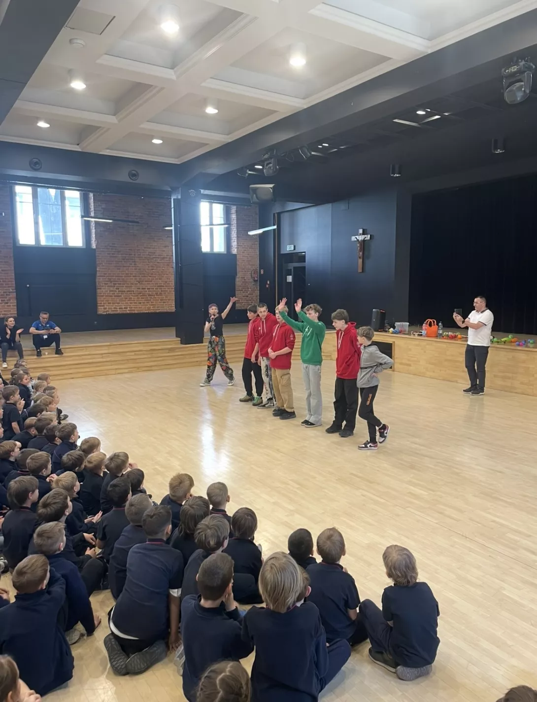 Pokaz cyrkowy uczniów z Różanegostoku 