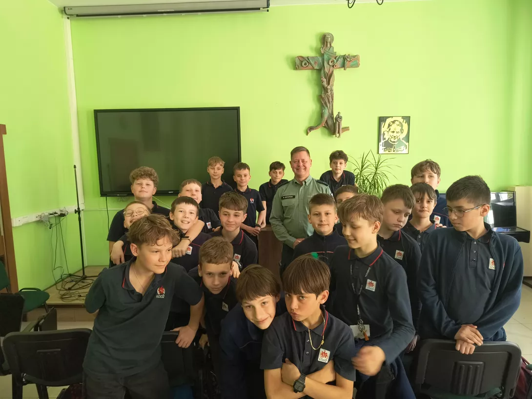 Spotkanie uczniów 5b z funkcjonariuszem Służby Celno-Skarbowej