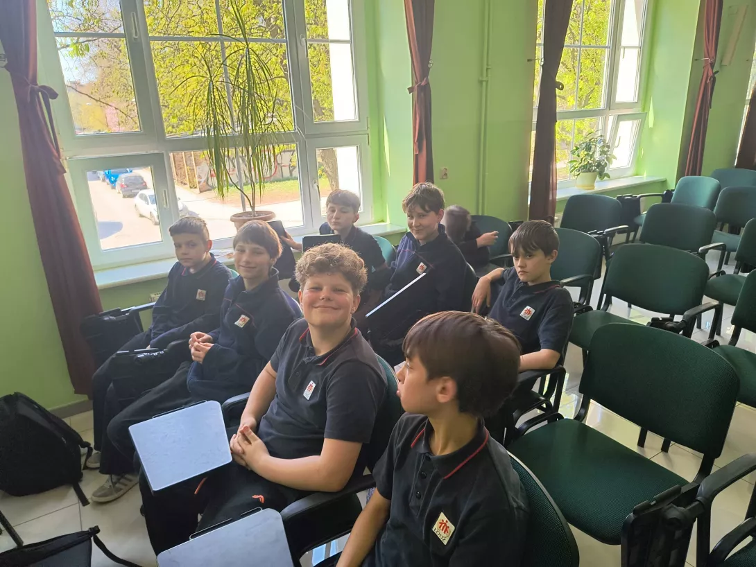 Spotkanie uczniów 5b z funkcjonariuszem Służby Celno-Skarbowej