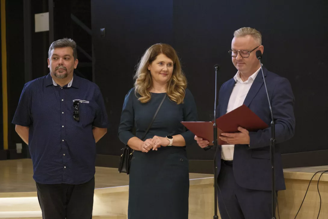 Przemawia Rada Rodziców podczas akademii jubileuszowej. (fot. Antoni Szumielewicz)