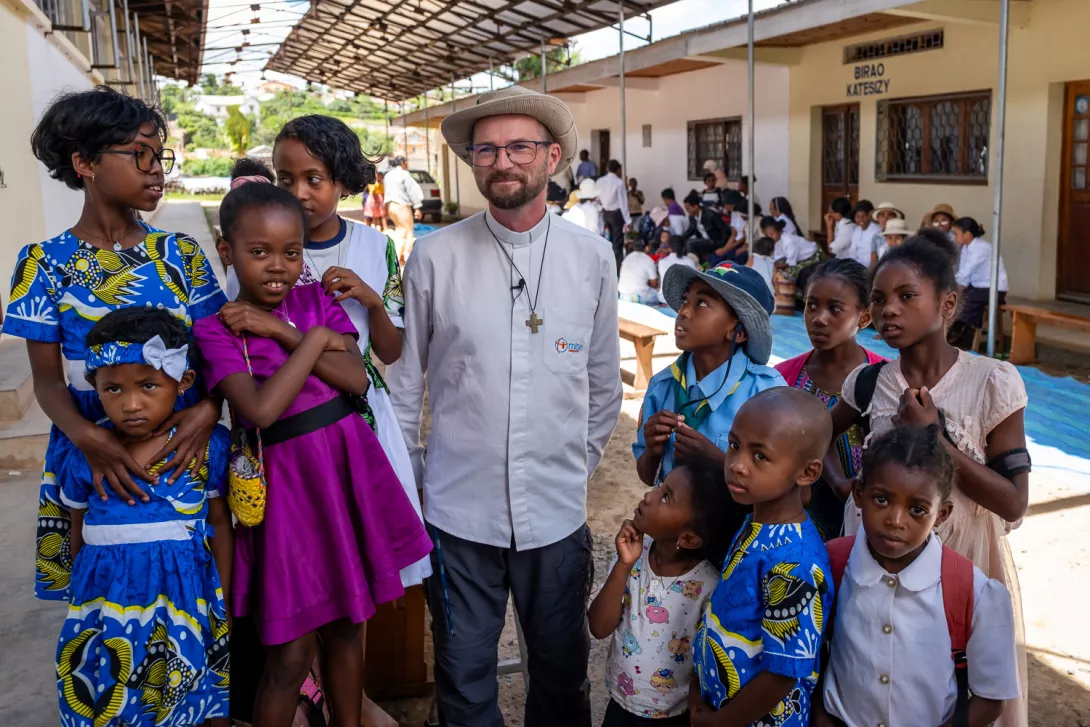 Ks. Marek z dziećmi - Don Bosko - Madagaskar