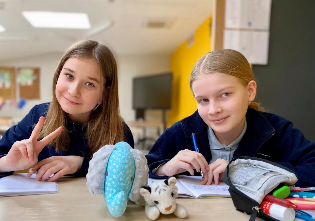 Dziewczynki z klasy 5a SSP piszą zdania na temat swoich ulubionych maskotek. 