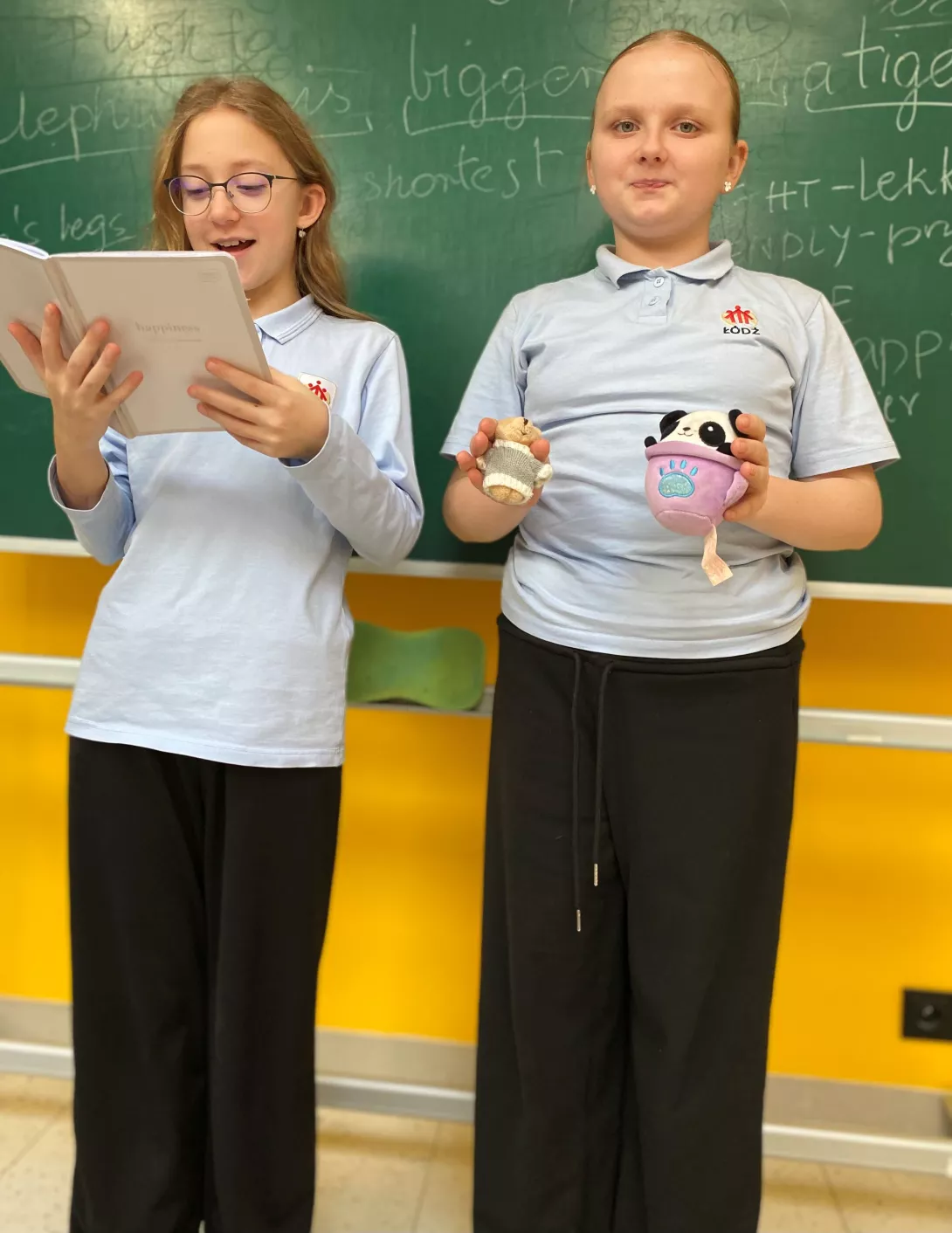 Dziewczynki z klasy 5a SSP prezentują opis swoich ulubionych maskotek. 