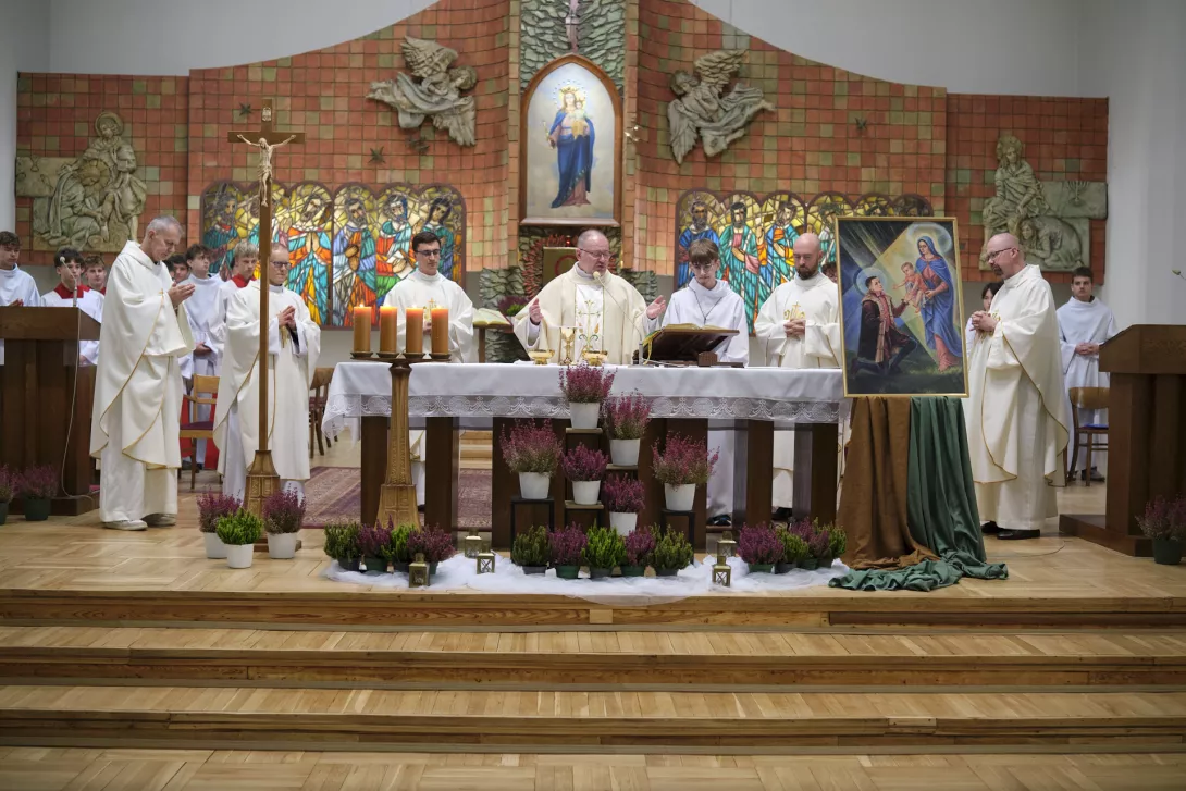 Kapłani przy ołtarzu celebrują msze świętą.