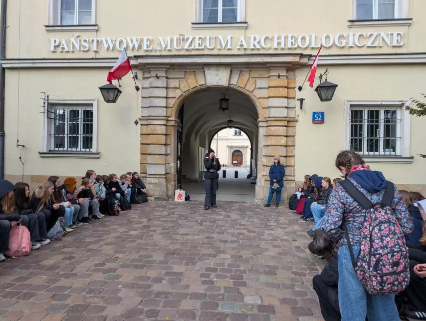 Uczennice słuchają o "Akcji pod Arsenałem"
