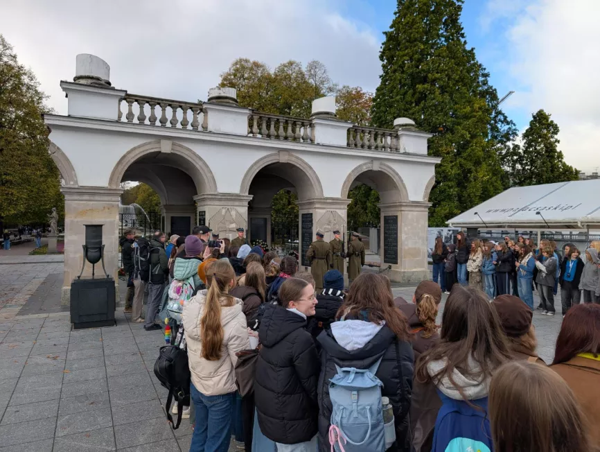 Uczennice oglądają zmianę warty przy Grobie Nieznanego Żołnierza