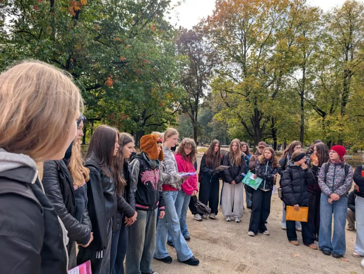 Uczennice prezentują efekty gry terenowej
