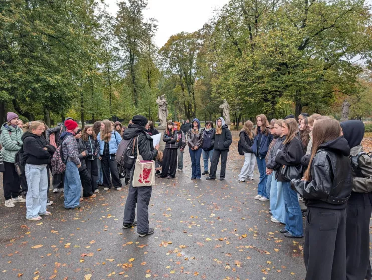 Uczennice prezentują efekty gry terenowej