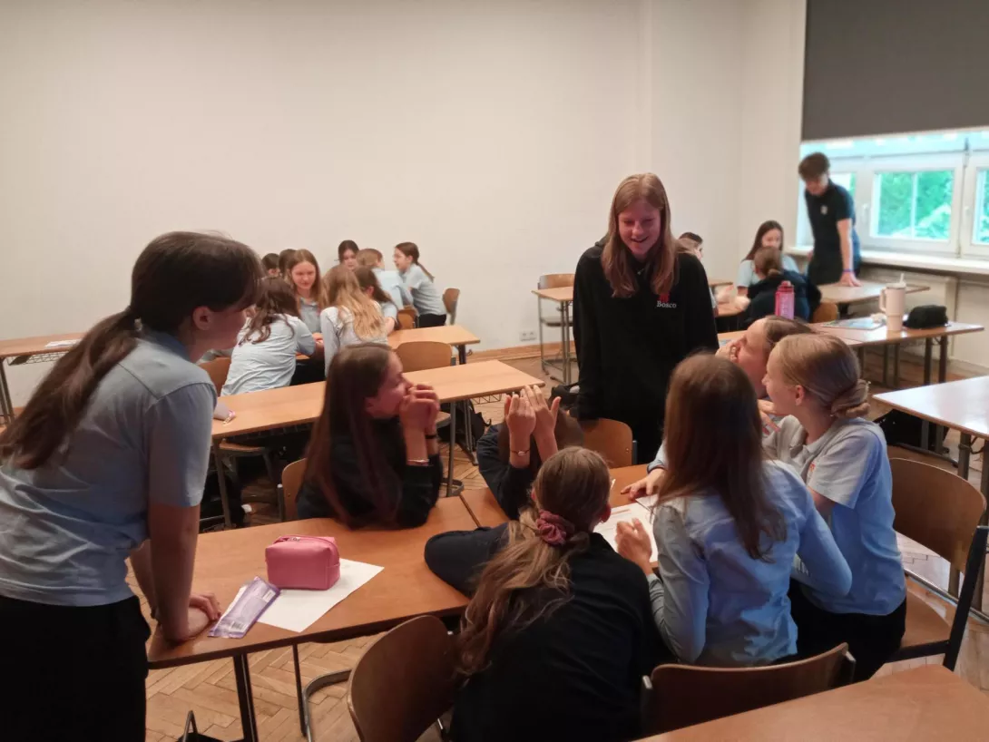 uczennice pracują w grupie