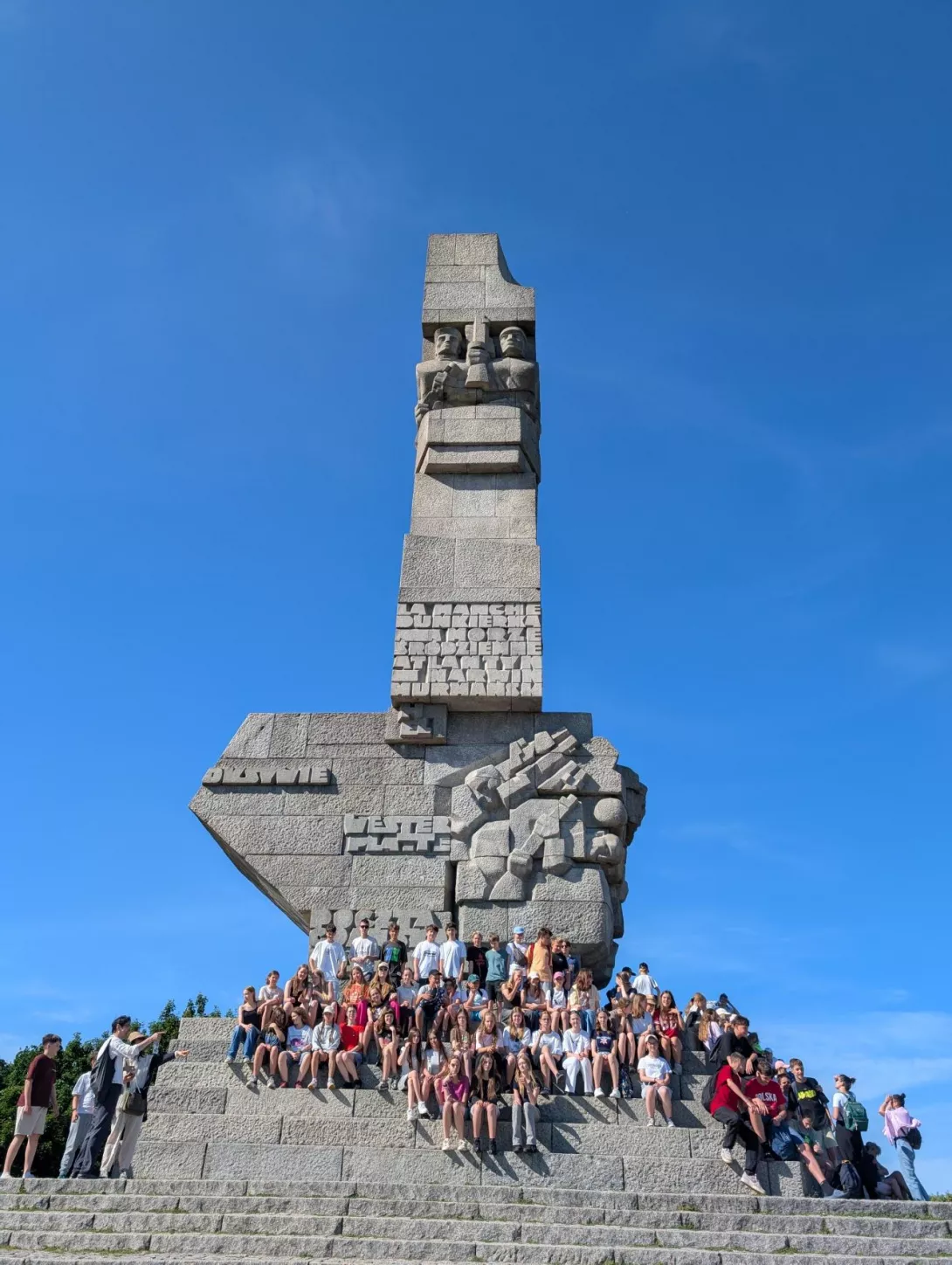 Zdjęcie grupowe pod pomnikiem Obrońców Westerplatte