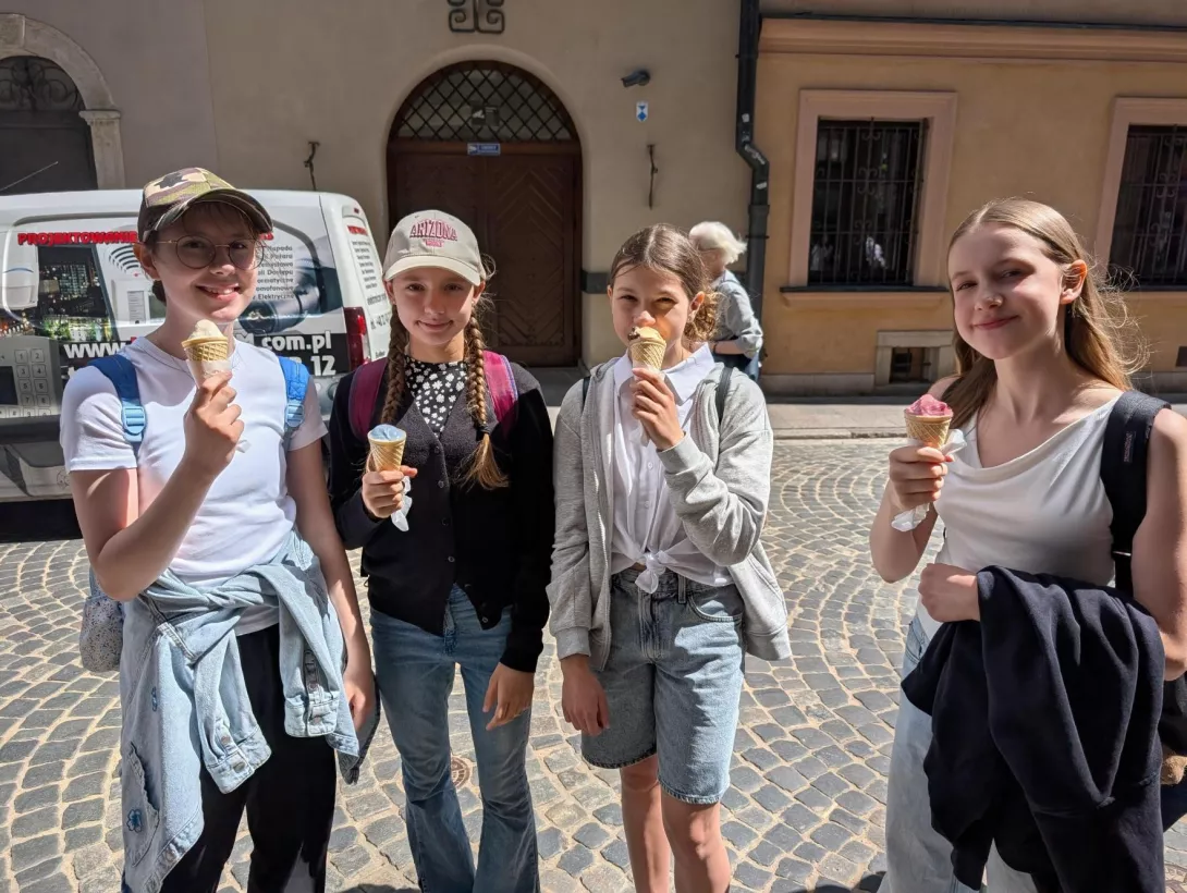 Dziewczęta jedzą lody