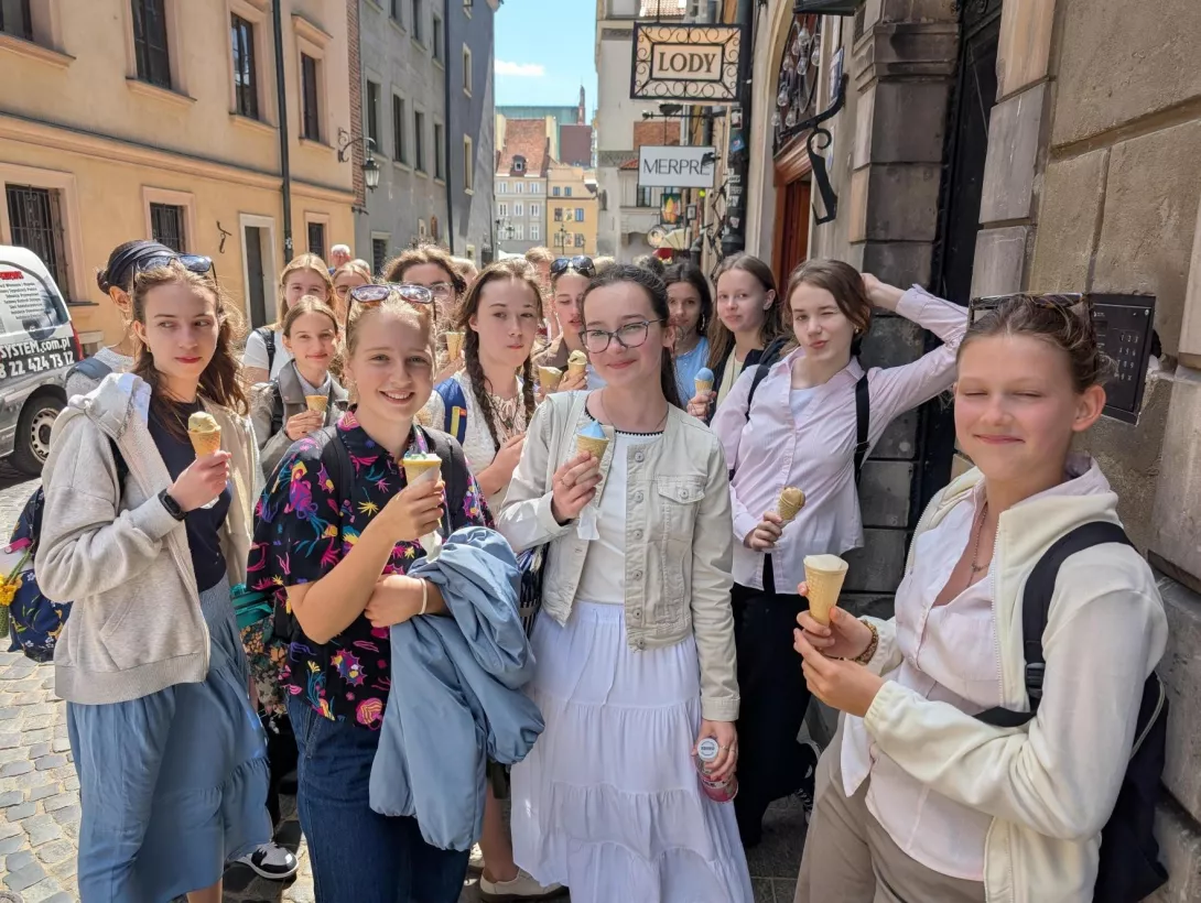 Dziewczęta jedzą lody
