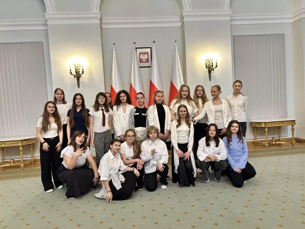 Klasa 7c w sali kolumnowej Pałacu Prezydenckiego