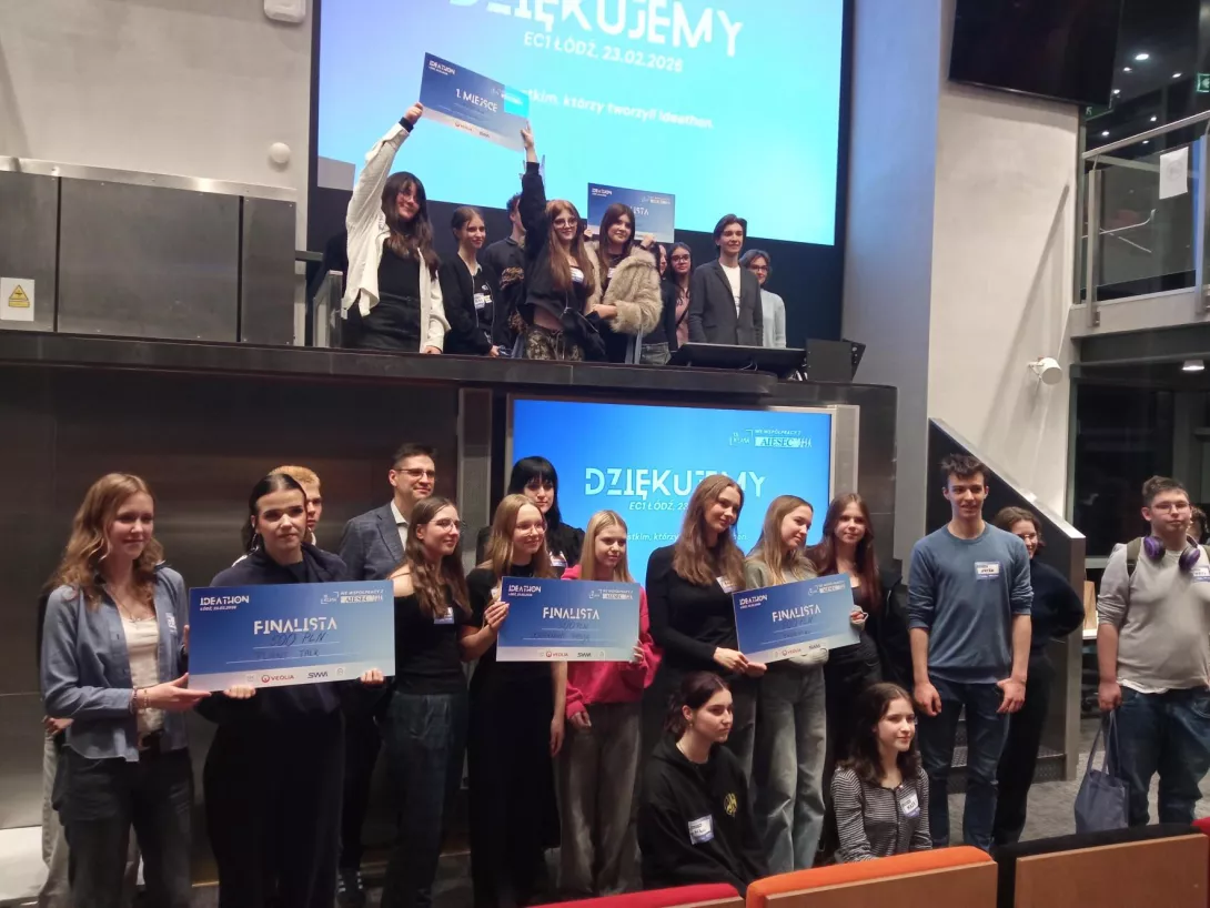 uczniowie podczas wręczania nagród