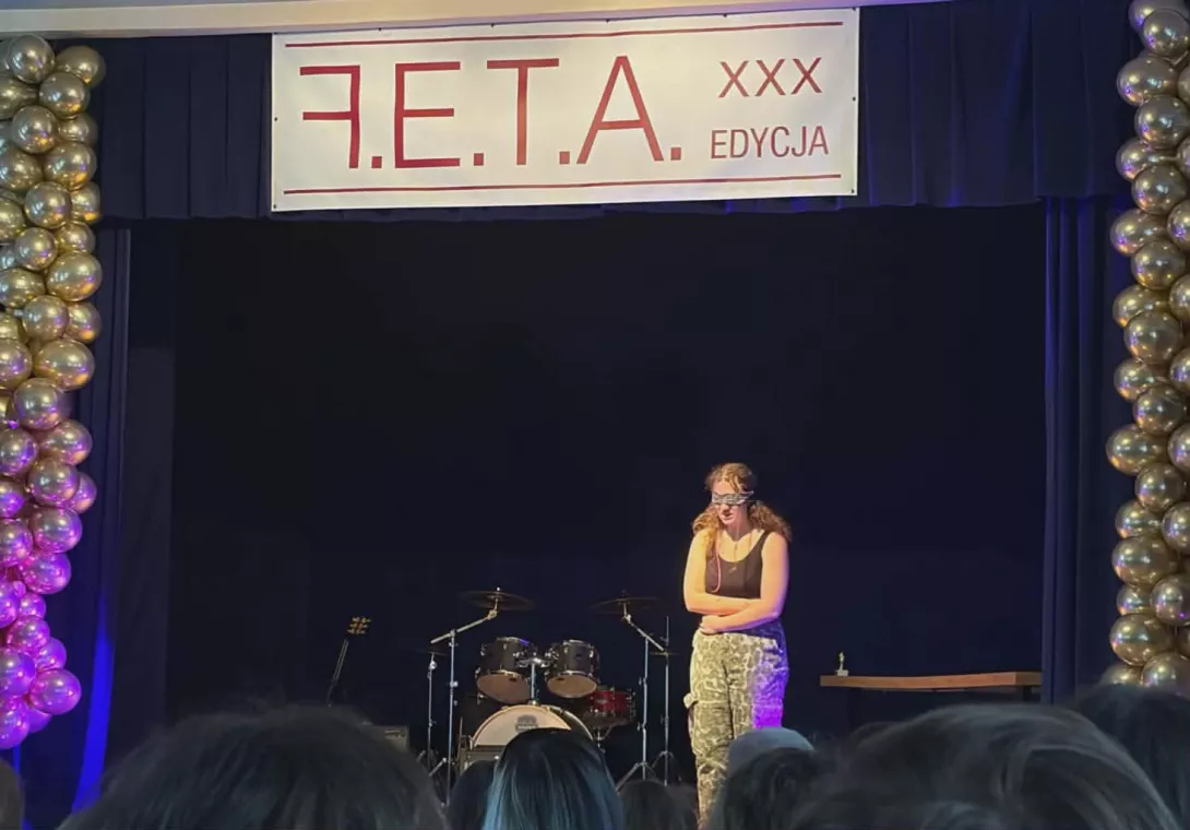 Ida Ślifierska przestawia monodram podczas Gali Finałowej FET-y.