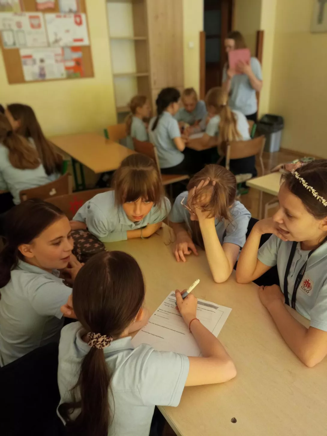 uczennice pracują w grupie