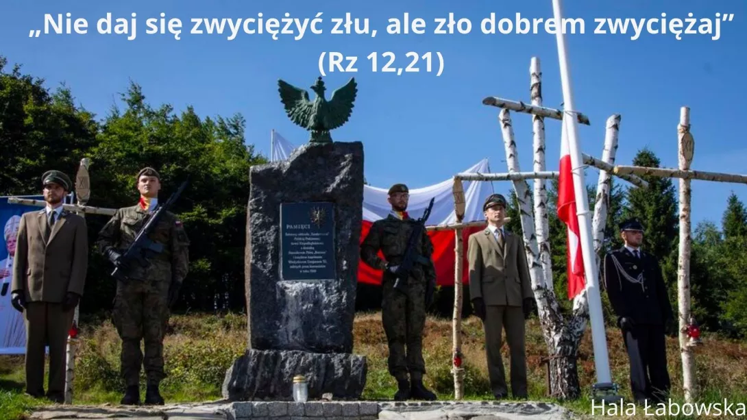 Obelisk poświecony Księdzu Władysławowi Górgaczowi na Hali Łabowskiej w Beskidzie Sądeckim