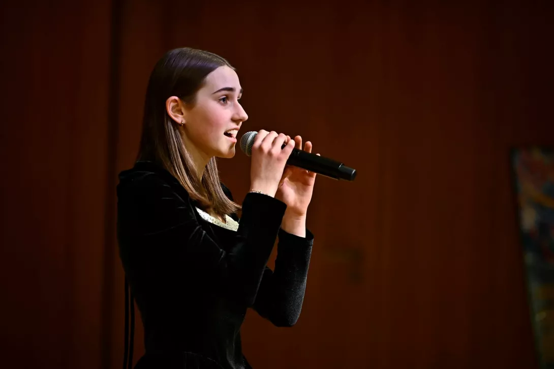 Natalia śpiewa podczas Konkursu Łódzkie Skrzydła