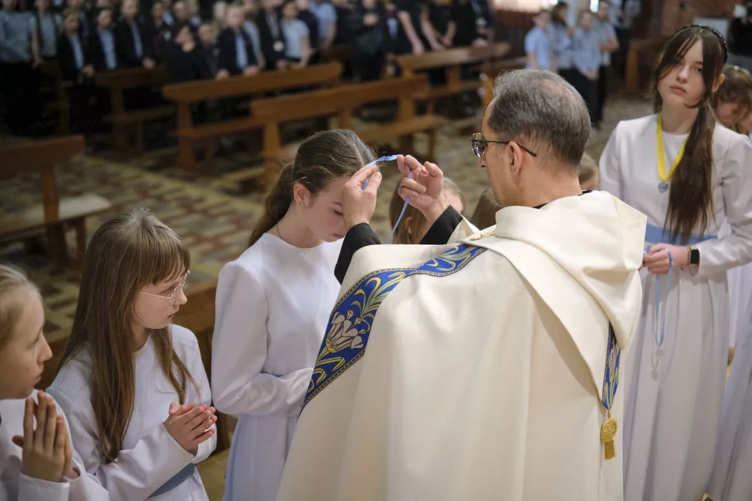 Nowe bielanki otrzymują medalik od ks. Dyrektora.