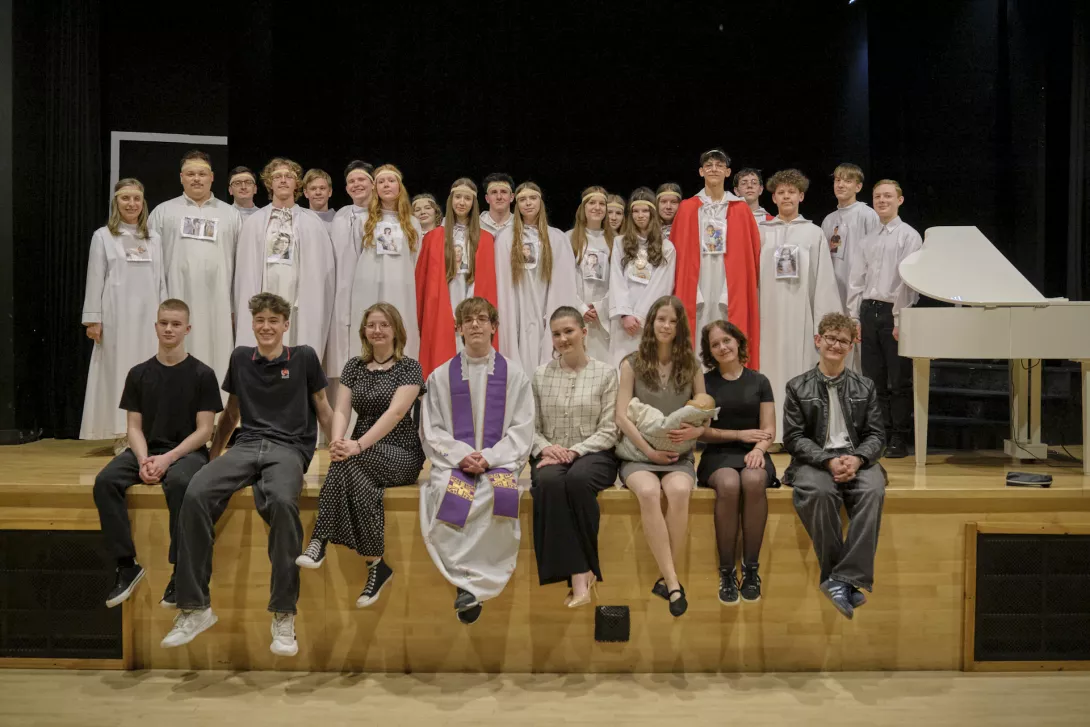 Wszyscy artyści występujący w przedstawieniu "Oddział Aniołów Stróżów". (fot. Amelia Szymańska)