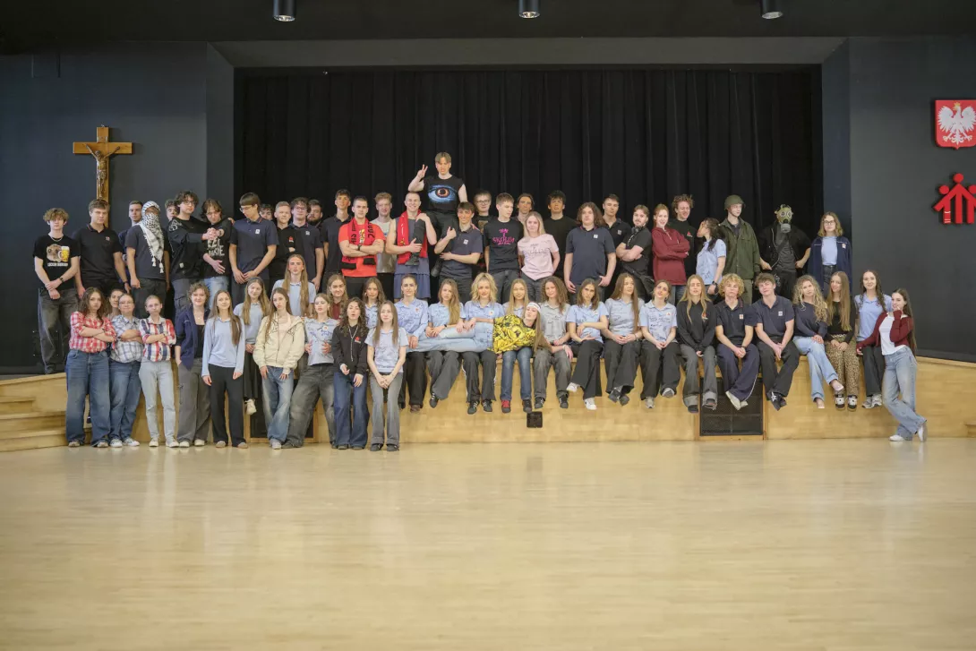 Wspólne zdjęcie maturzystów 2026 w Auli (fot. Jan Kamiński)