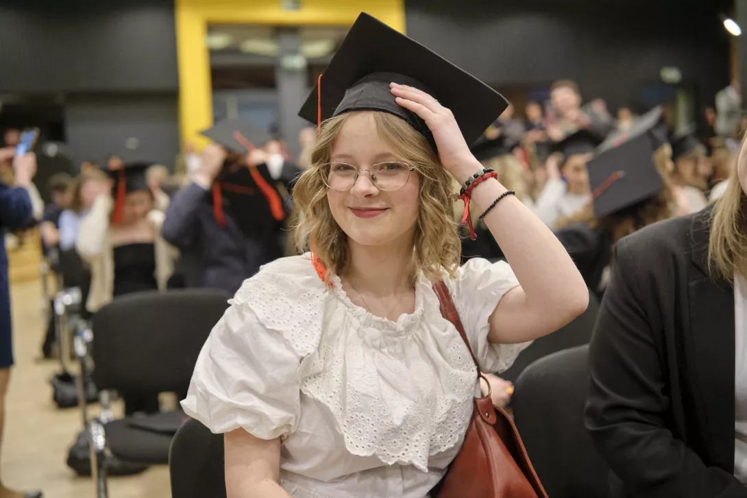 Abiturientka Marysia w birecie. (fot. Antoni Szumielewicz)