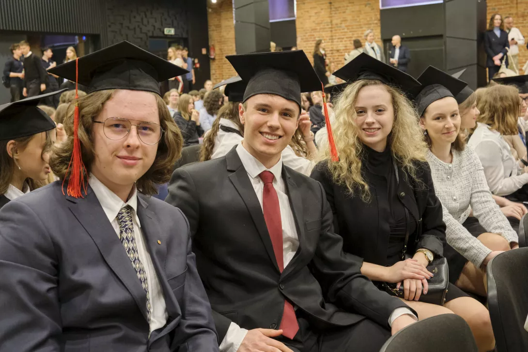 Abiturienci z 4c w biretach. (fot. Antoni Szumielewicz)