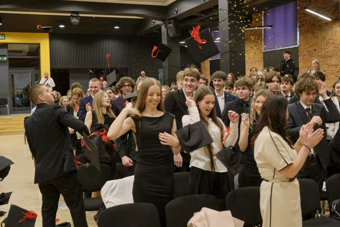 Birety w górę i strzały konfetti. (fot. Antoni Szumielewicz)